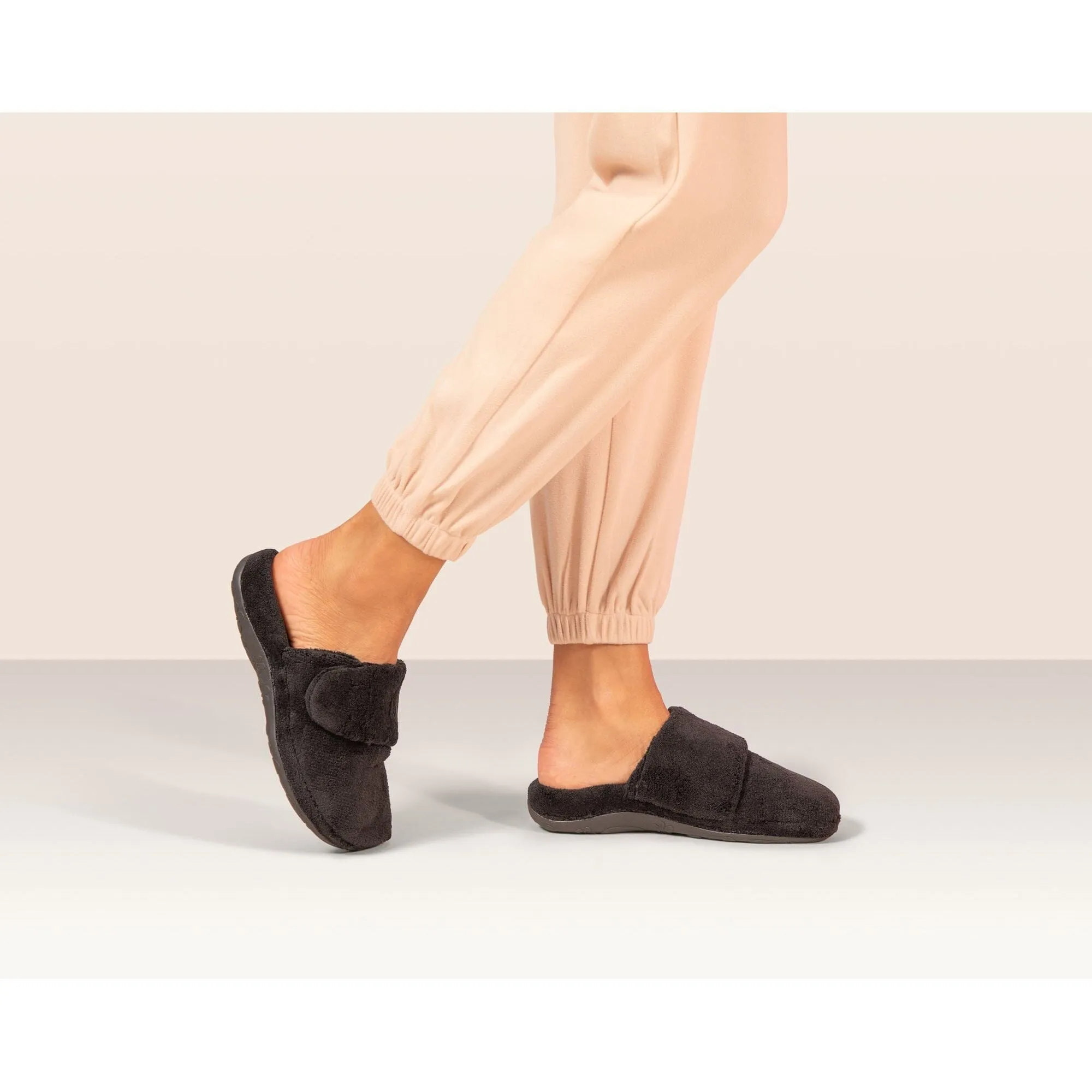 AETREX MANDY CLOSED TOE SLIPPER